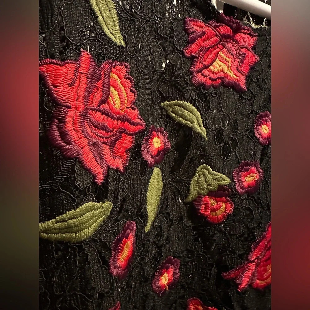 Who What Wear lace rose print short sleeve shirt - Picture 3 of 4